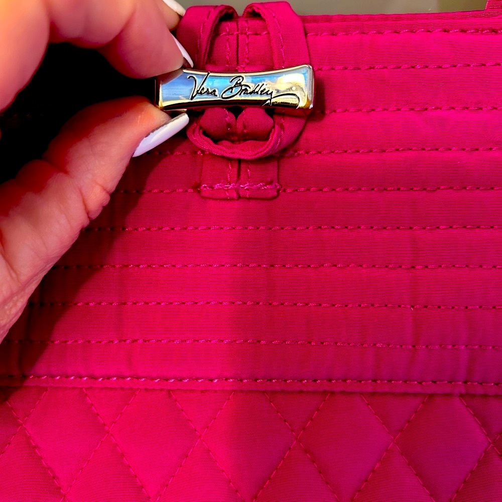 🌺
Adorable Vera Bradley Fusia Tote